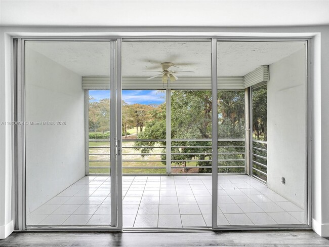 Building Photo - 605 Oaks Dr