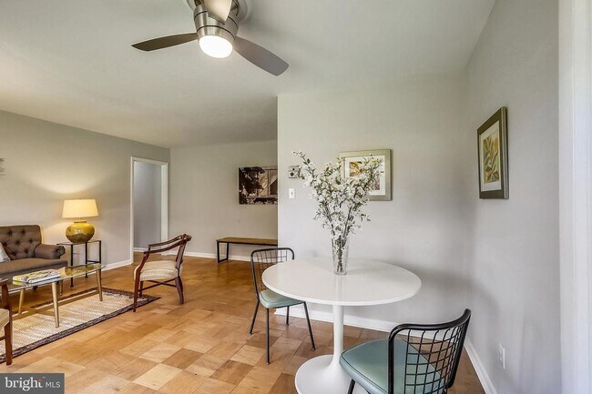 Building Photo - Private and Spacious Condo in Bethesda!