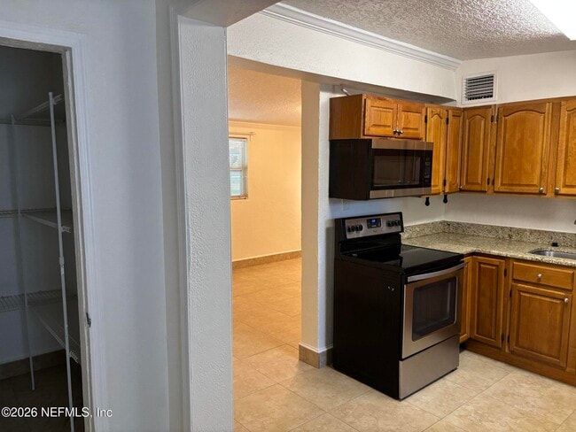 Building Photo - 1824 Brookview Dr S