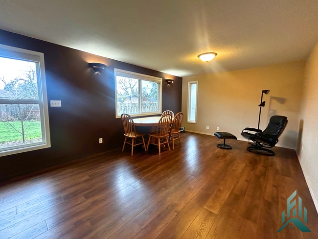 Building Photo - Amazing 3-bedroom, 1.5-bathroom Single-family Home