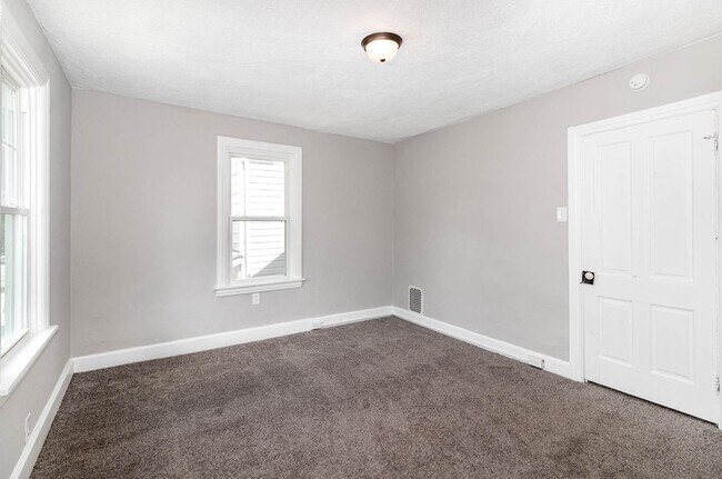 Building Photo - 3 Bedroom 2 Bathroom Home