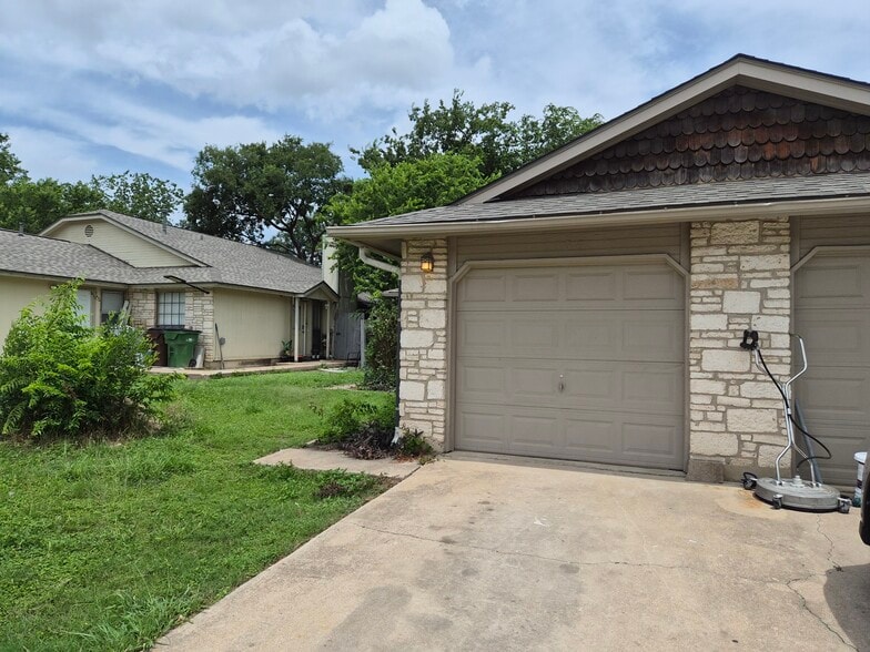 Garage door - 1104 Woodlief Trl
