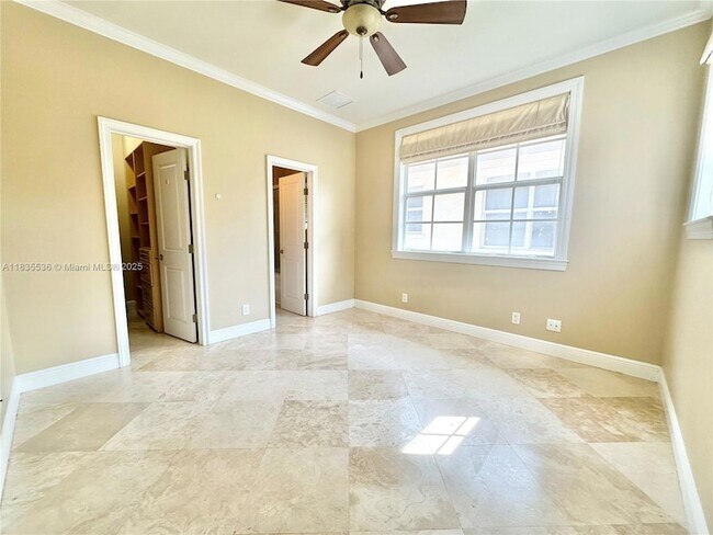 Building Photo - 483 Menendez Ave