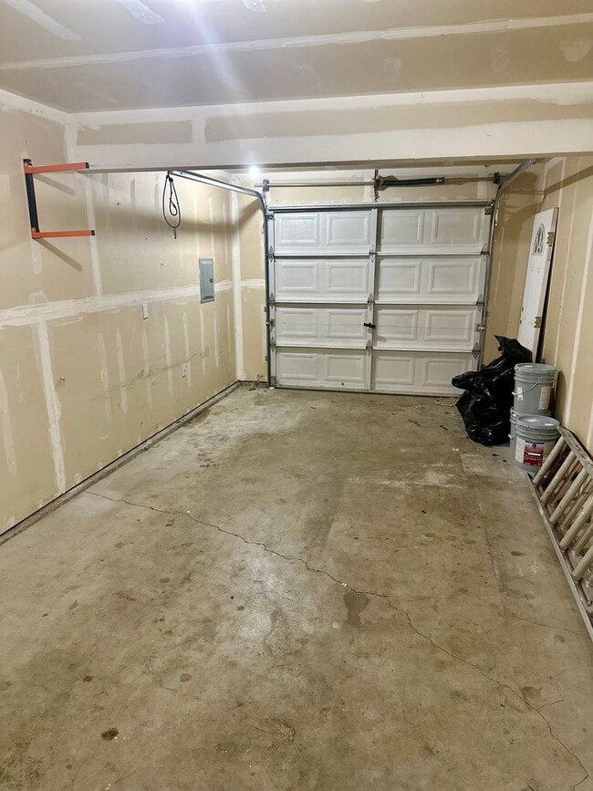 Building Photo - 3bed/2.5 bath home available NOW! Pet frie...
