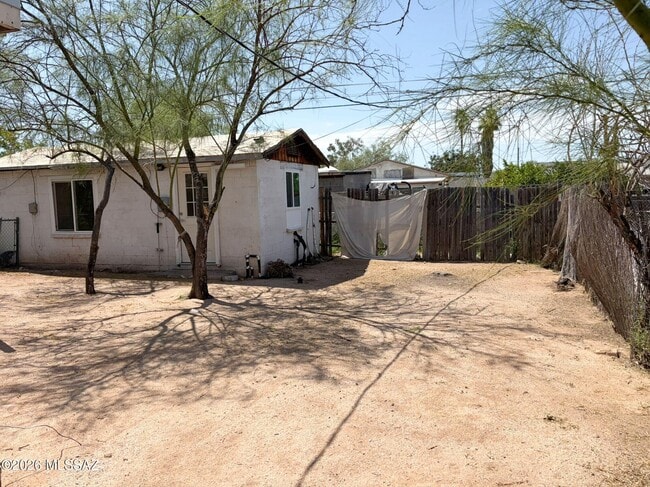 Building Photo - 833 W Tipton Dr