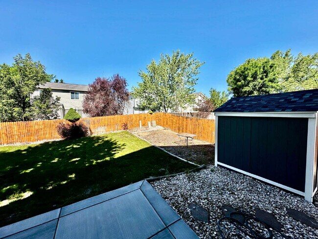 Building Photo - "Charming Centennial Retreat: Spacious 3-Bedroom Home with 2.5 Baths!