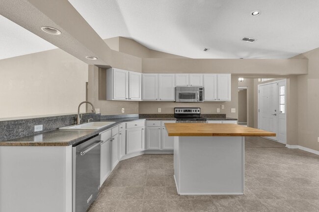 Building Photo - Pet Friendly Home Available Now!