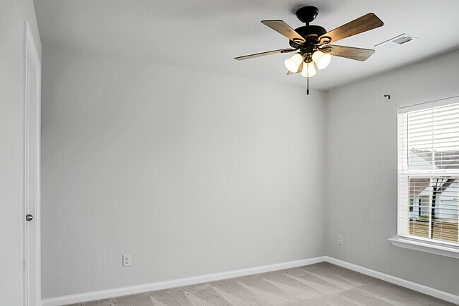 Building Photo - 210 Daniels Creek Cir