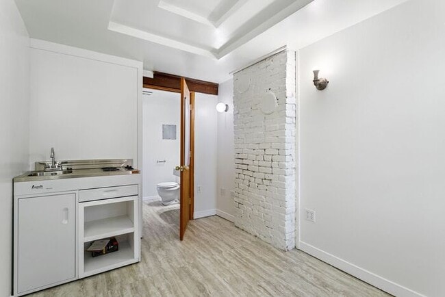 Building Photo - Large Studio apt close in SW! Pets OK!