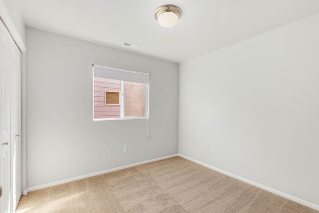 Building Photo - Centrally located 3 Bed/2-1/2 Bath Kenmore...