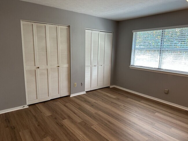 Building Photo - 11 Knollwood Cir