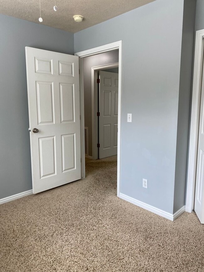 Building Photo - 2 Bed 1 Bath Brentwood Condo