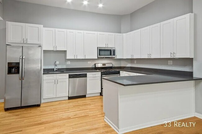 Building Photo - Spacious 4b/2b Top Floor, Wicker Park Avail July 1st!