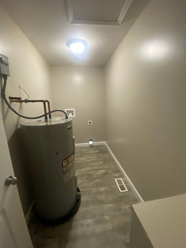 Building Photo - Now available 3 Bedroom 2 Bath Single Fami...