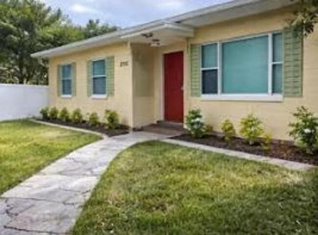 Building Photo - SODO Pool Home in Blankner/Boone school district!