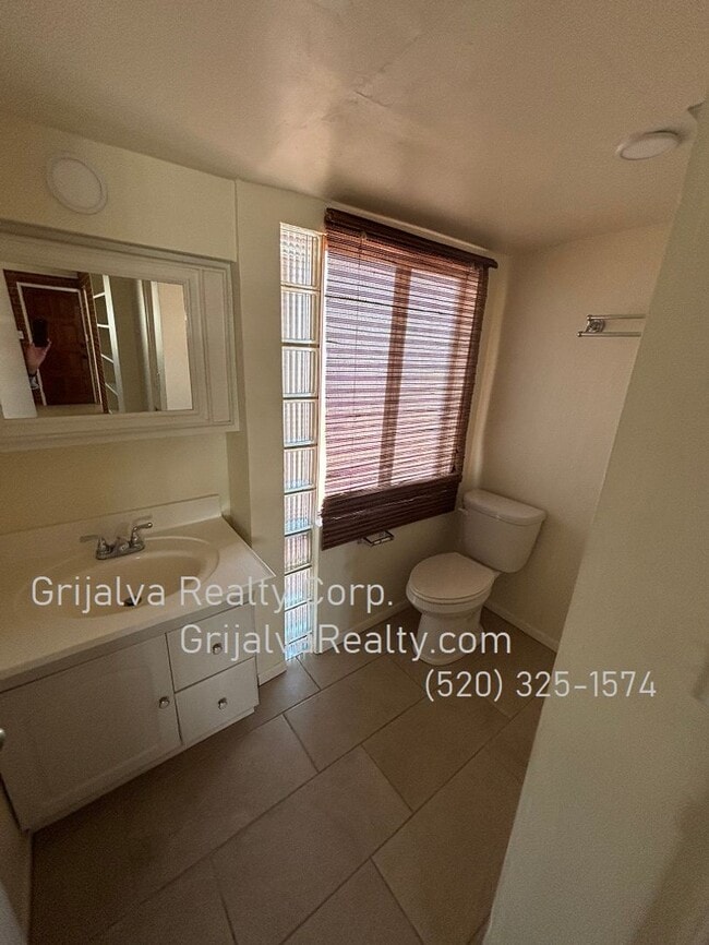Building Photo - Beautiful 4 Bedroom 3 Bath Brick House for...