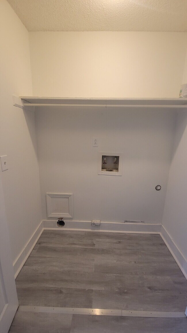 Building Photo - 1 month free Section 8 accepted Spacious 2-Bed, 2-Bath Sanctuary in Huntsville – Your Ideal Retre...