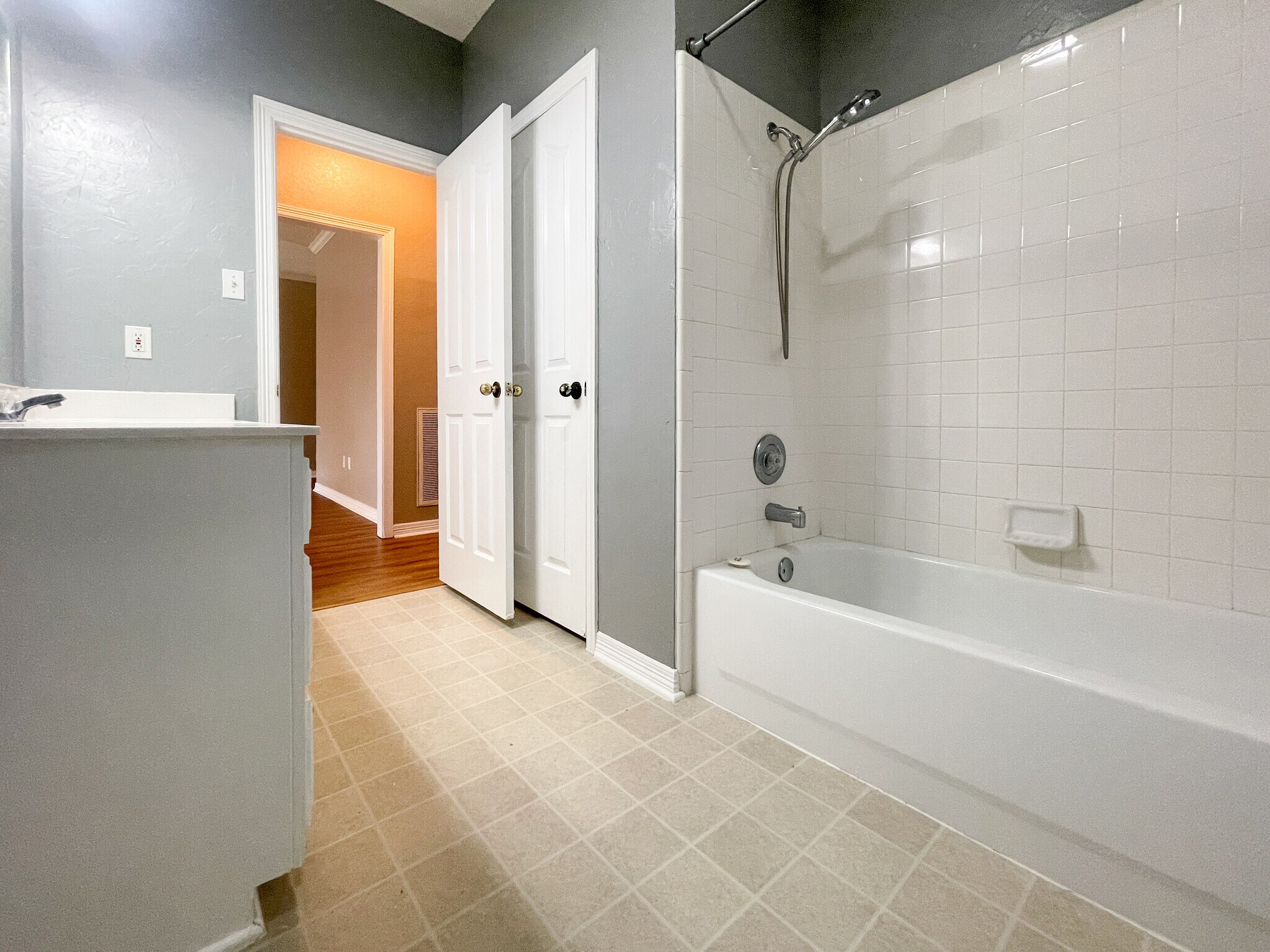 Building Photo - 1029 S Haven