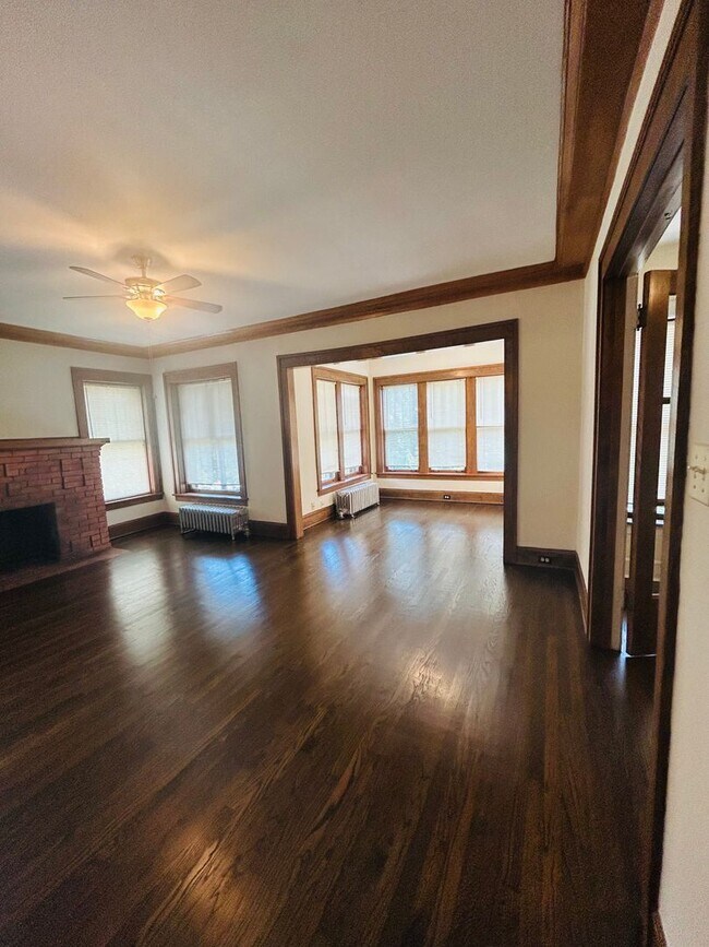 Interior Photo - 5752-58 N Winthrop Ave