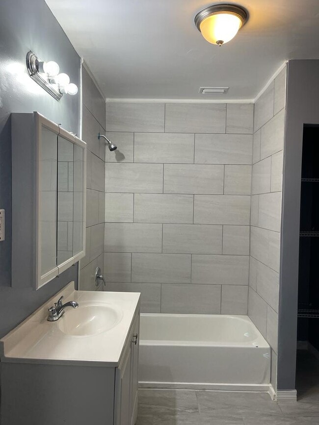 Building Photo - 2524 Hiland St