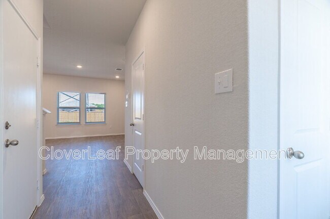 Building Photo - 466 Orion Dr