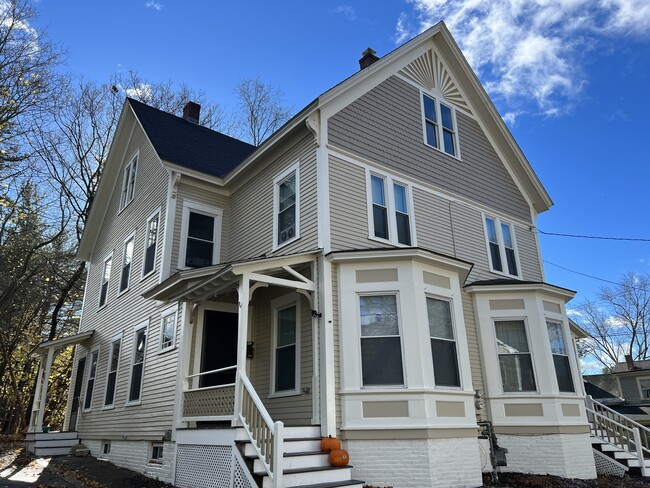 Building Photo - 109 1/2 Warren St