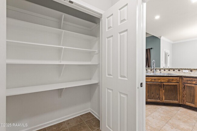 Building Photo - 307 Flanders Ridge Dr