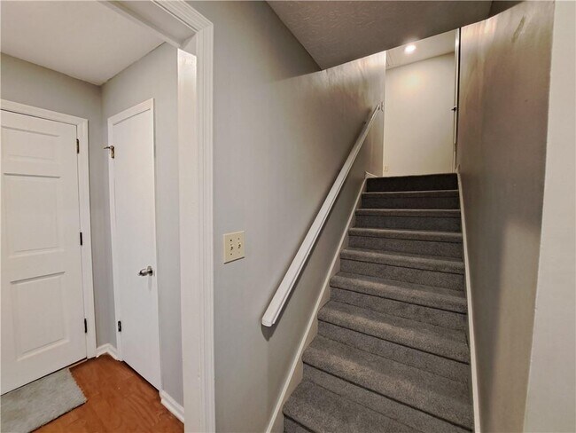 Building Photo - 844 Chandler Dr SW