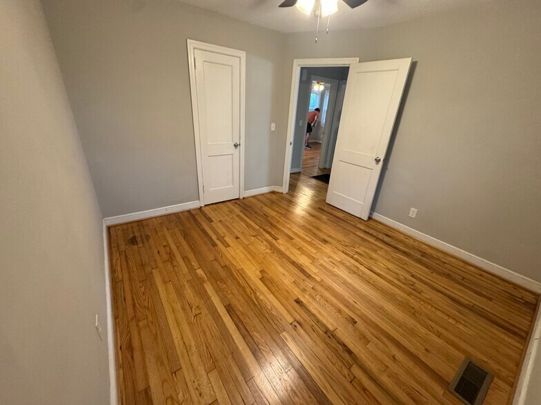 Building Photo - 28 Hollywood Ct