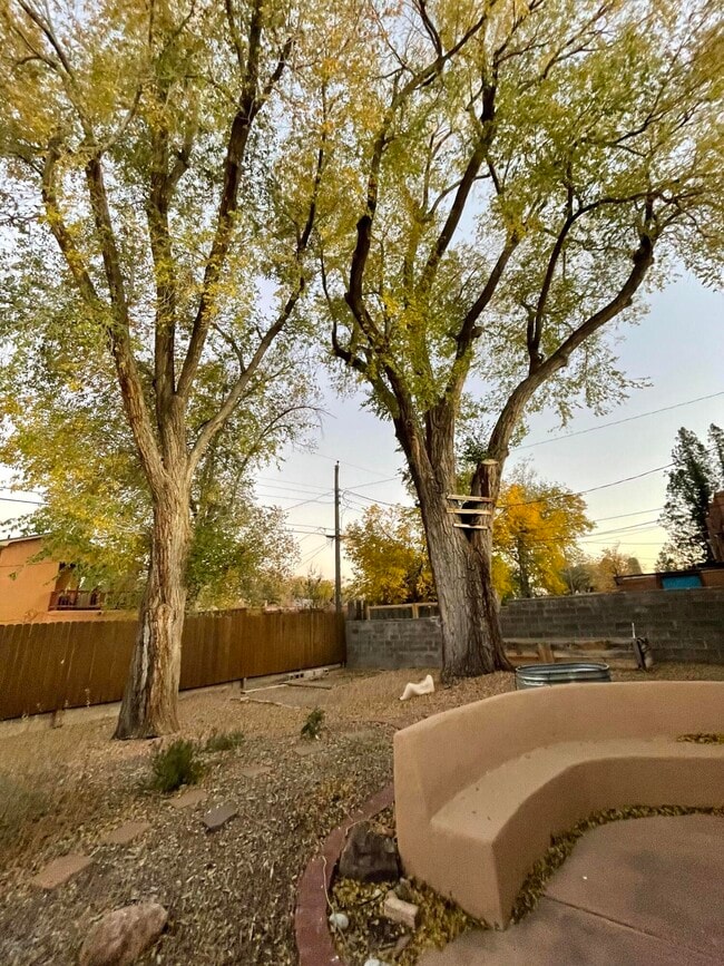 Building Photo - 732 Loma Vista Dr NE