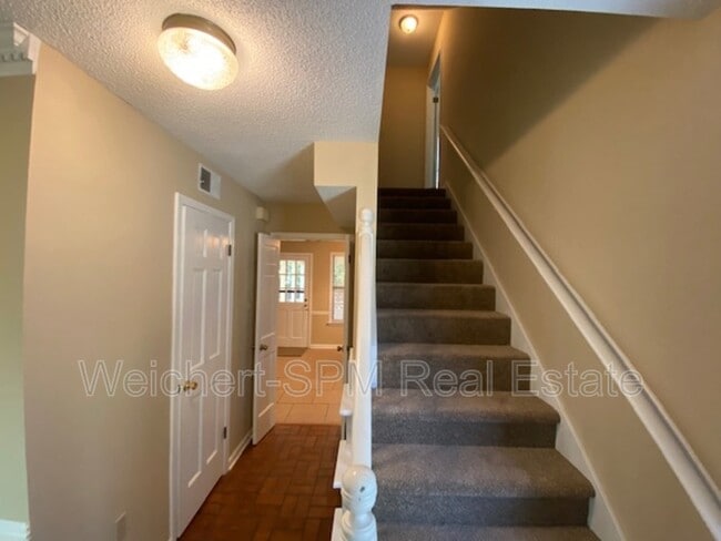 Building Photo - 2245 Easton Dr