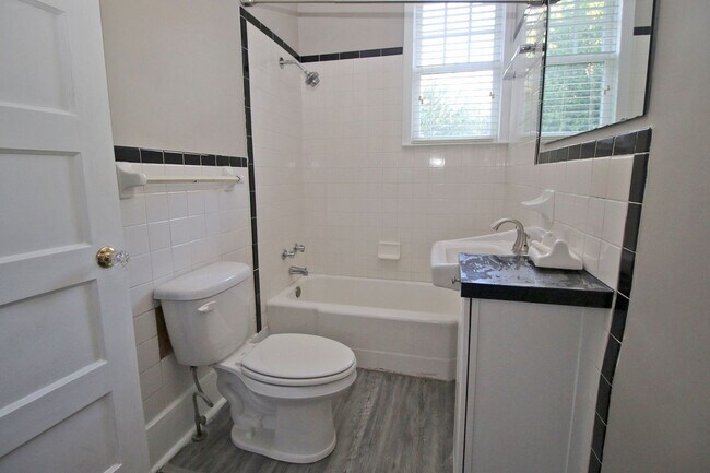 Building Photo - Pre-leasing for 2026-2027 Charming 3 Bed /...