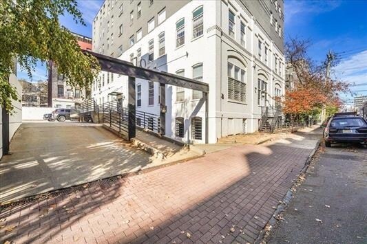 Building Photo - 1024 Clinton St