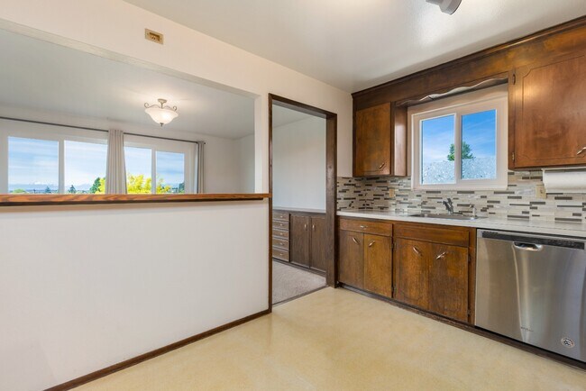 Building Photo - Charming 2BR/2BA Home with Private Balcony...