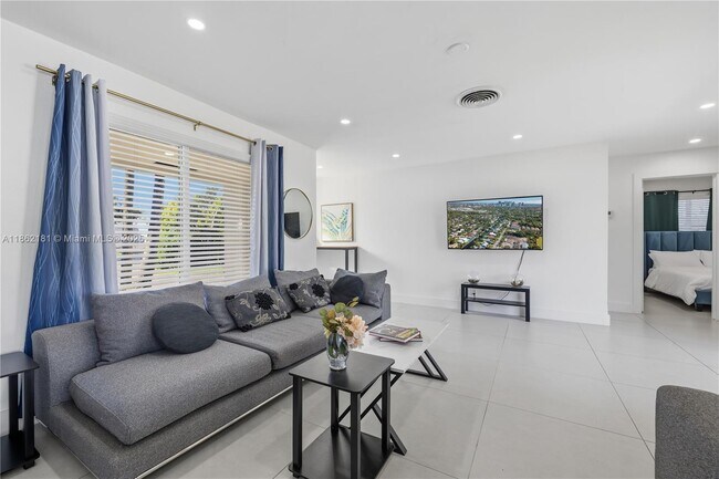 Building Photo - 1709 SW 5th Pl