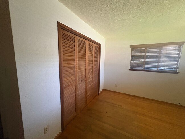 Building Photo - IMMEDIATE MOVE IN! Charming Vintage Sacramento 3 Bed / 1.5 Bath Home with Large Private Yard