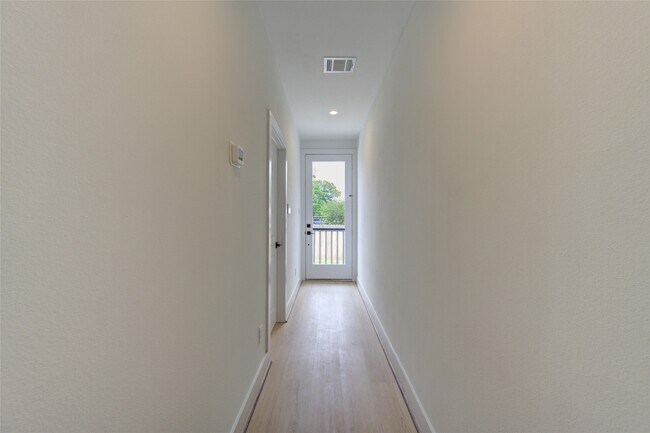Building Photo - 2310 Reinerman St
