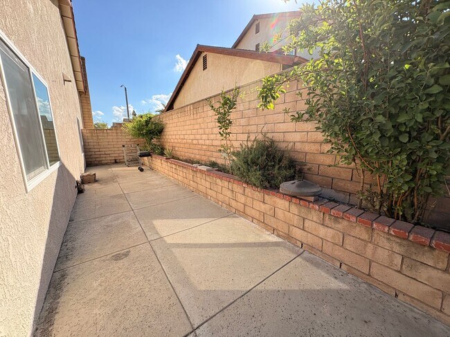 Building Photo - Rancho Cucamonga Gem – Stylish Single-Stor...