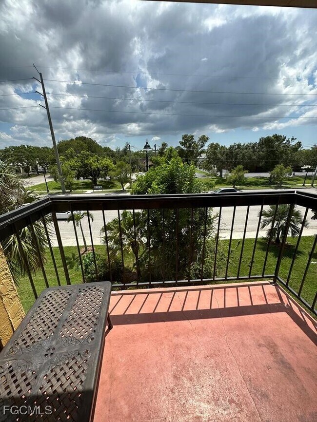 Building Photo - 2929 Winkler Ave