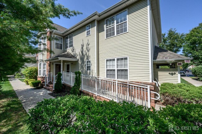 Building Photo - 303 Pinelli Dr