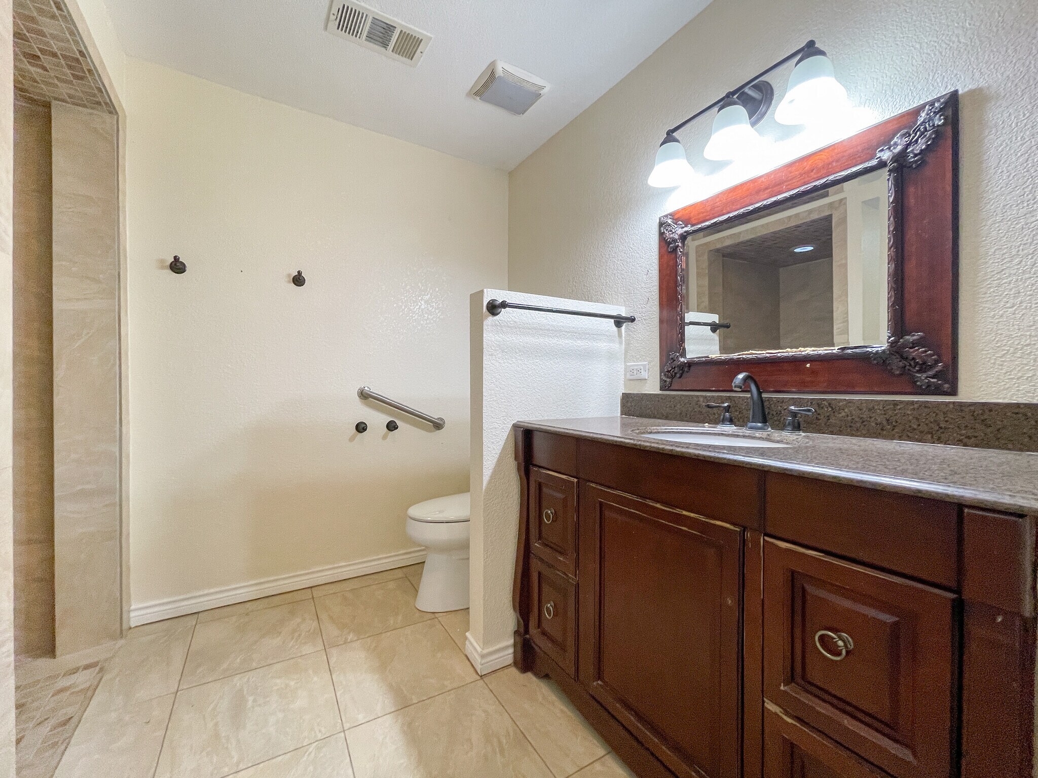 Building Photo - 1306 W 11th St