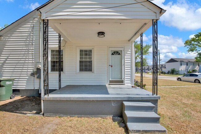 Building Photo - 2 Bedroom 1 Bath In Fayetteville- Small Do...
