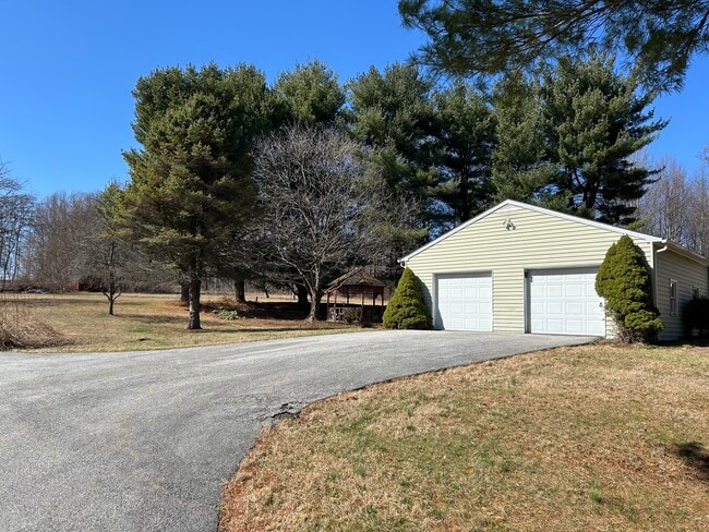 Building Photo - 137 Davis Rd