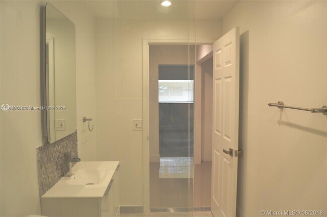 Building Photo - 9375 Fontainebleau Blvd