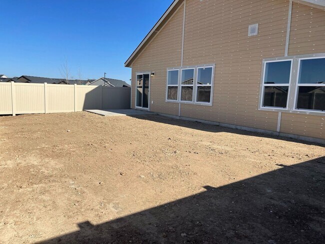 Building Photo - 4 bedroom 2 bath large loft area upstairs / All bedrooms downstairs
