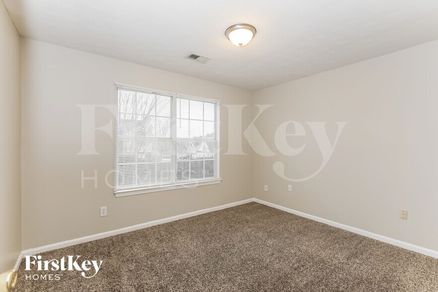 Building Photo - 2631 S Hills