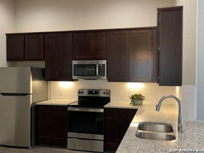Building Photo - 9931 Westover Bluff