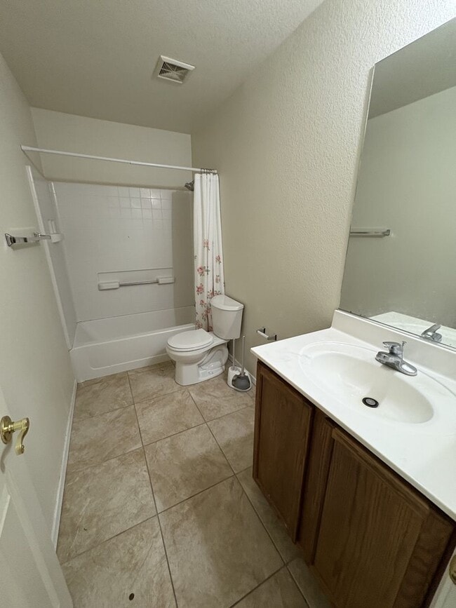 Building Photo - Riverhaven Great Central Location