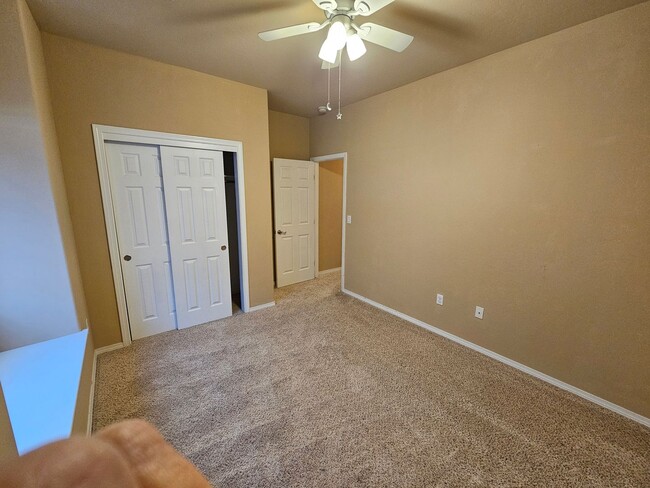 Building Photo - Large 4 bdrm/2 bath home in Desert Lakes G...