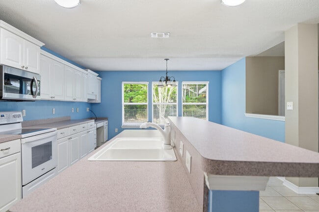 Building Photo - 2490 Pepper Dr